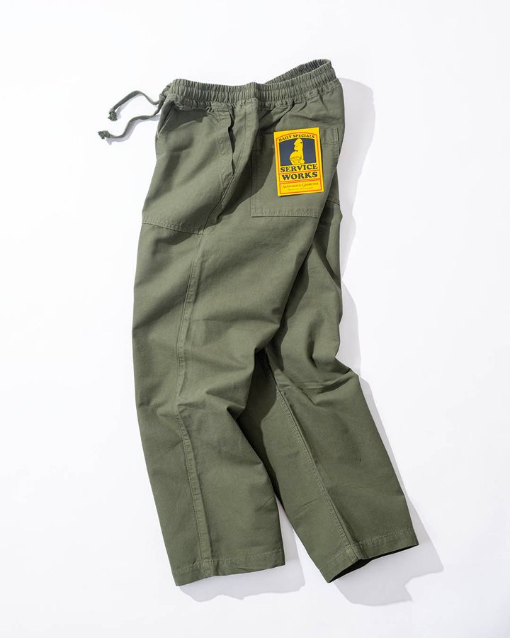 ジャストレングスですっきり穿くのはもちろん、少し腰を落としたルーズなスタイルにも対応。初めてService Worksを選ぶ人にも取り入れやすい一本となっている。