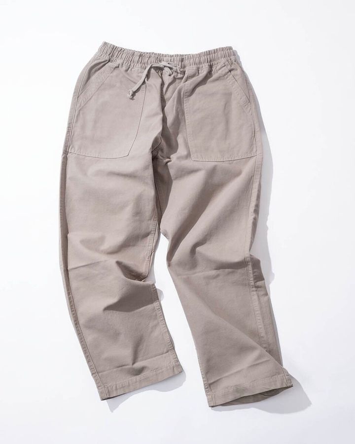 ブランドを象徴する定番モデル。11ozのキャンバス生地を採用し、適度なハリと立体感が特徴に。コットン100％で仕上げられており、穿き込むほどに風合いの変化も楽しめる。