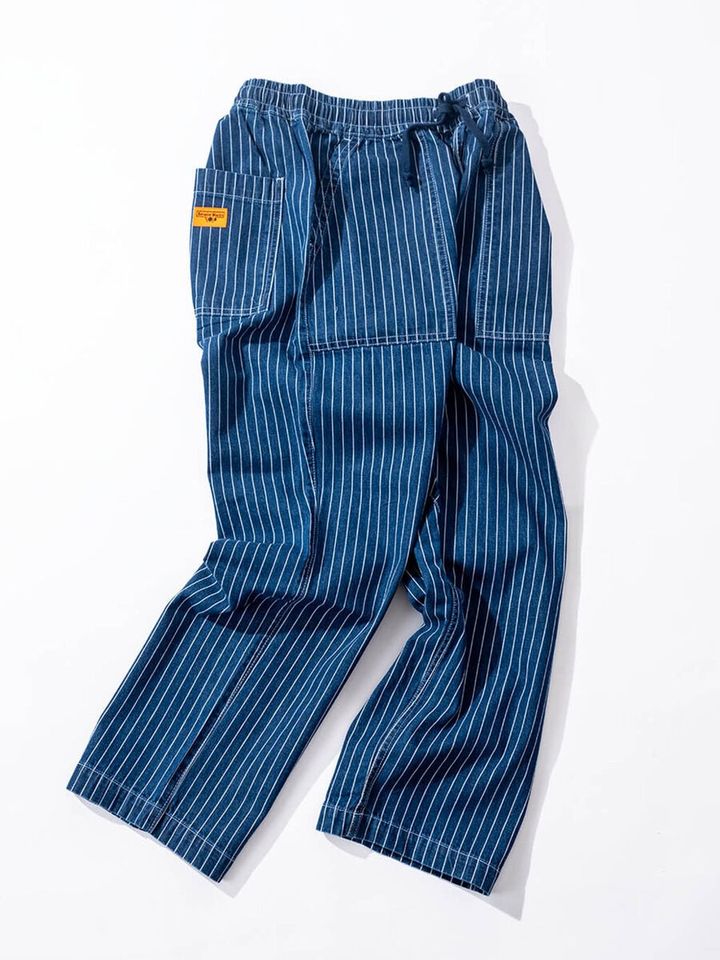 今シーズンの新作モデル。デニム素材にピンストライプを組み合わせた一本で、ライトオンスの生地による軽やかな穿き心地も魅力。