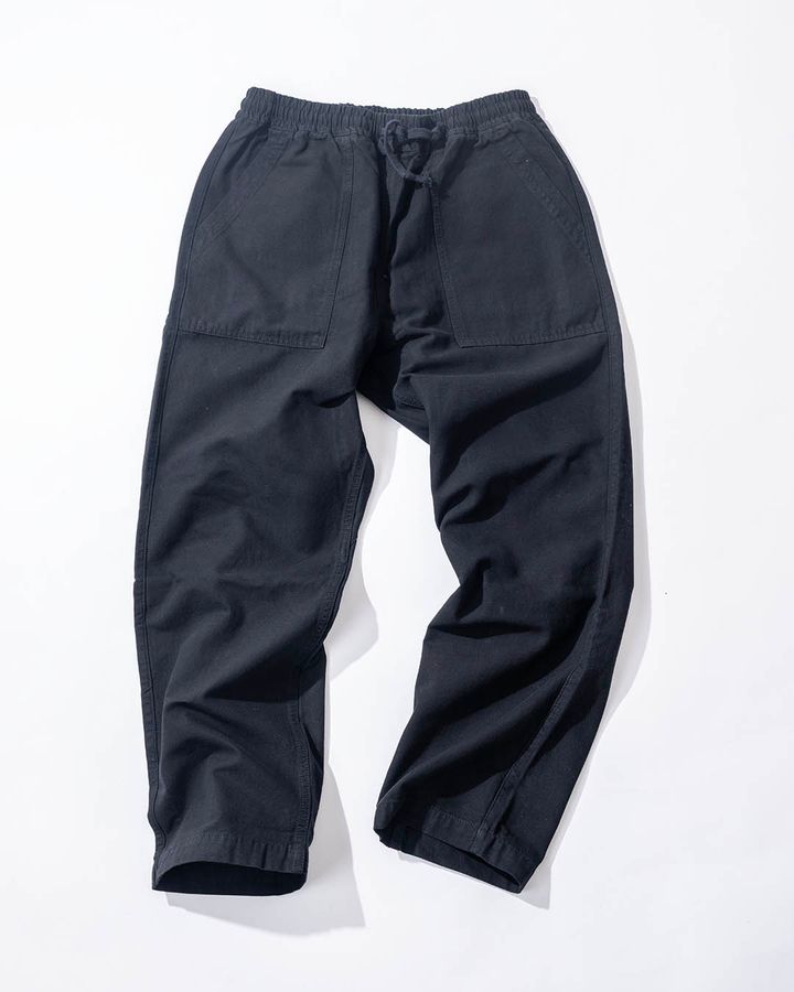 オンとオフを問わず使えるデザインや耐久性、さらに“料理”や“食文化”をキーワードにしたものづくりも魅力。先シーズンも反響を集めた同ブランドから、2026年春夏シーズンのシェフパンツ3型がHIGH! STANDARDに登場している。