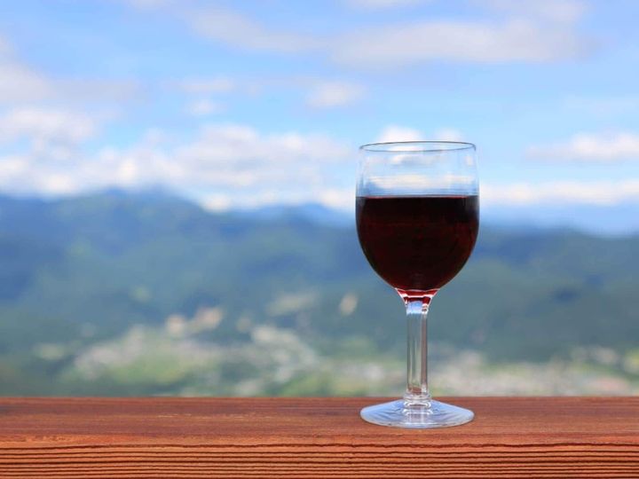 All About ニュース編集部が全国250人を対象に実施した「都道府県のイメージに関するアンケート」の調査結果から、ワインが魅力的だと思う都道府県ランキングを発表！ 2位「長野県」を抑えた1位は？