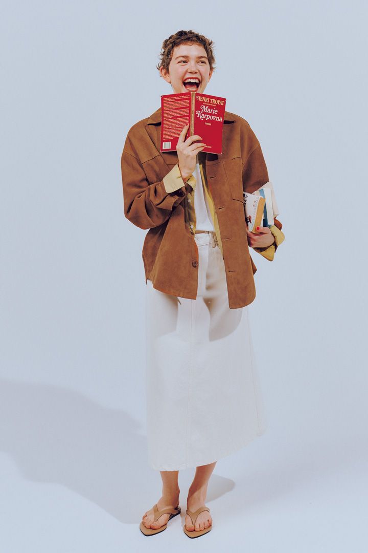 袖口のイエローが、秘密の主役。白とデニムに、遊び心をひとさじ。【本日のFUDGE GIRL-4月18日】