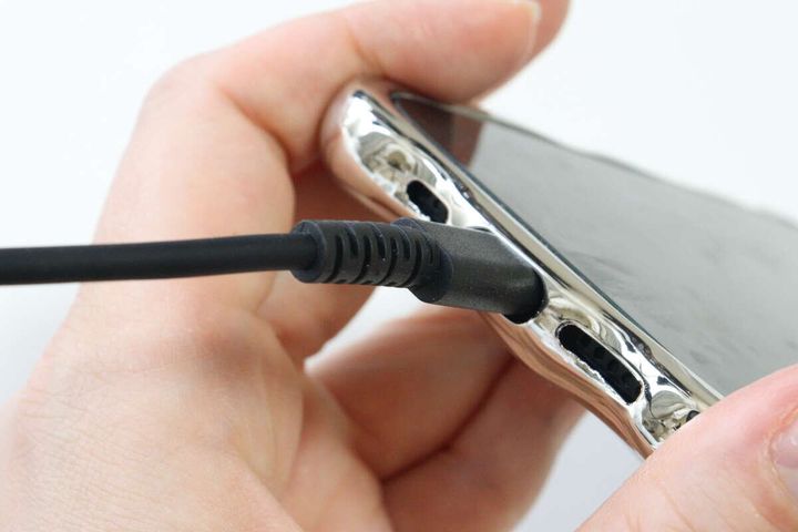 ダイソー ぽこぽこケース（アイフォーン用、15＆14） 使用例 充電ケーブル