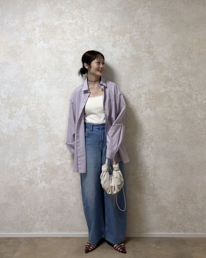 ユニクロ バギーカーブジーンズ 淡色シャツコーデ