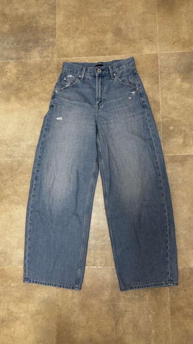 ユニクロ バギーカーブジーンズ 置き画像