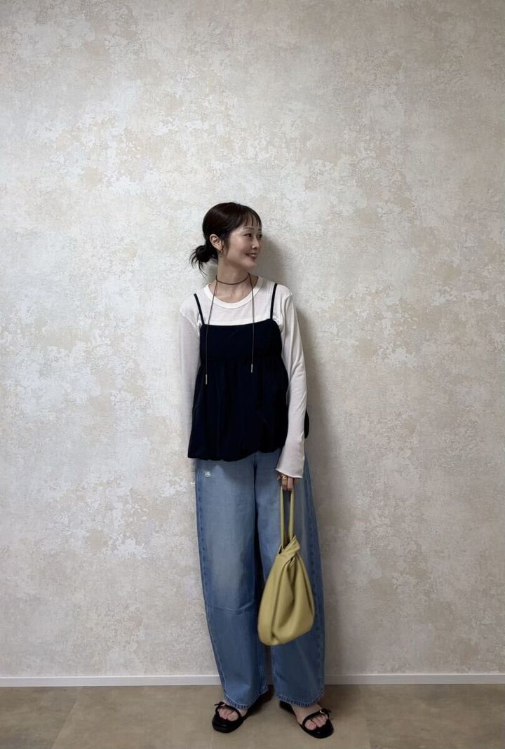 ユニクロ バギーカーブジーンズ 白T×黒キャミコーデ