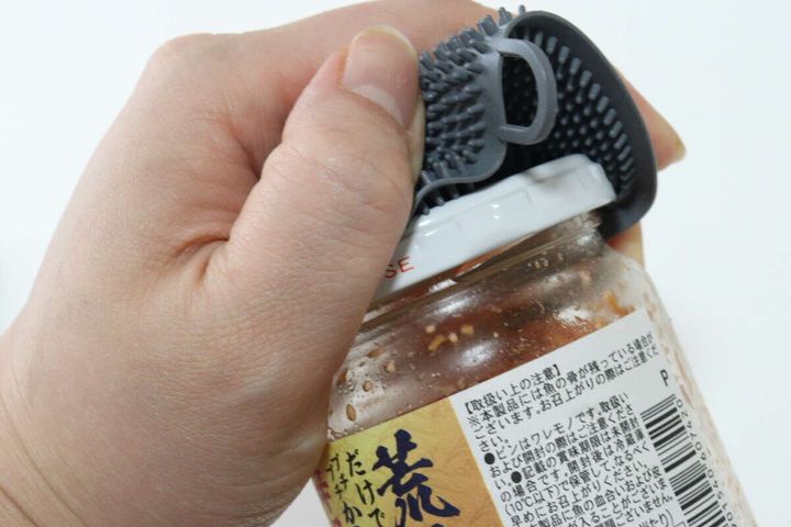 ダイソー フタも開けられるシリコーンキッチンブラシ フタを開ける