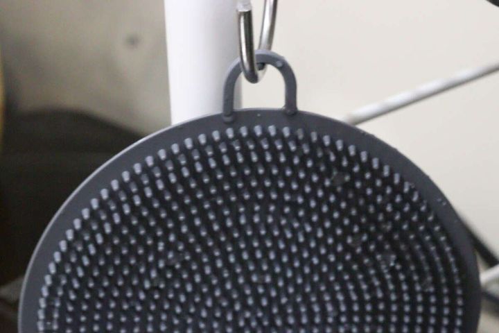 ダイソー フタも開けられるシリコーンキッチンブラシ フック穴 収納 水切り
