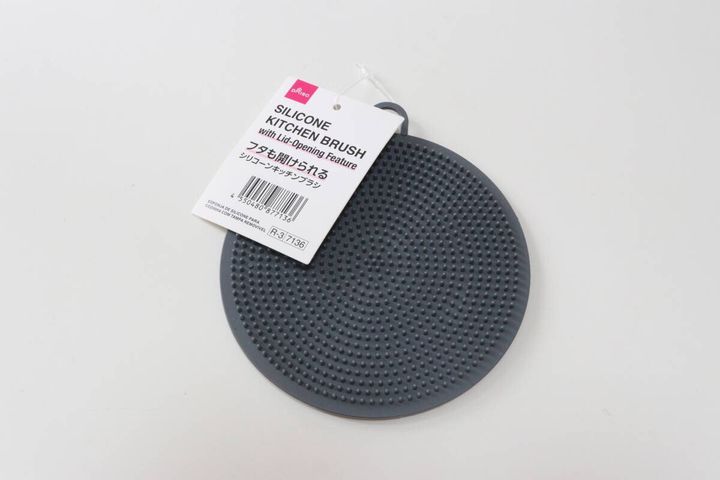 ダイソー フタも開けられるシリコーンキッチンブラシ 商品タグ