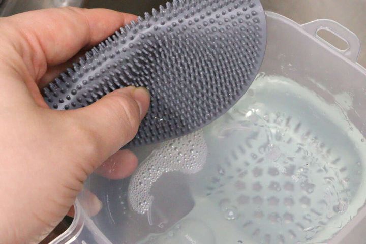 ダイソー フタも開けられるシリコーンキッチンブラシ キッチンブラシ