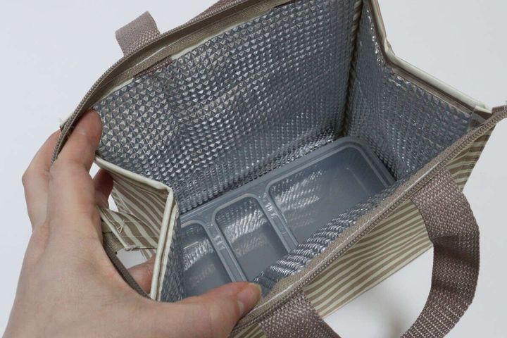 ダイソー アルミランチバッグ（三角タイプ、ボーダー柄） アルミ蒸着シート サイズ感 お弁当箱