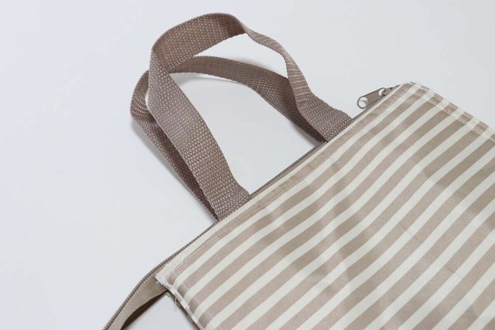 ダイソー アルミランチバッグ（三角タイプ、ボーダー柄） デザイン