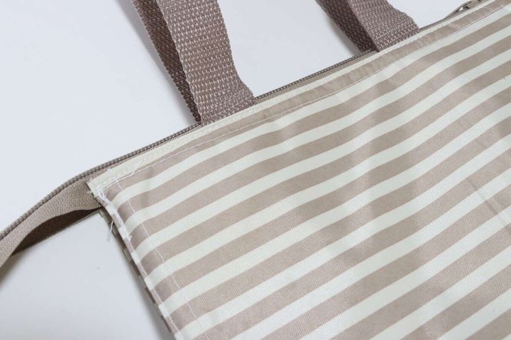 ダイソー アルミランチバッグ（三角タイプ、ボーダー柄） 色味