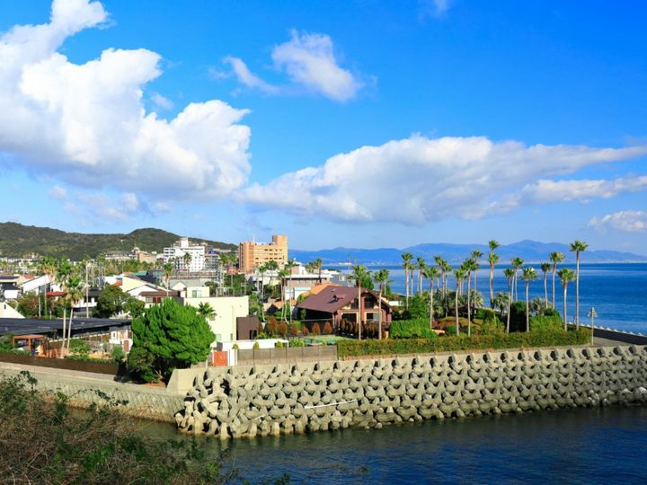 淡路島は、オーシャンビューが美しい「洲本温泉」、鳴門海峡に面し6つの湯元からなる「南あわじ温泉郷」、明石海峡大橋の絶景を楽しめる「岩屋温泉」など、多彩な源泉に恵まれています。豊かな自然景観と美食、個性豊かな泉質を一度に堪能できる温泉地です。