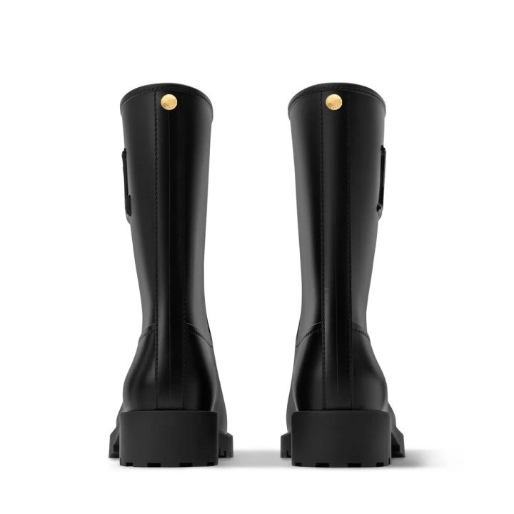 筒部分にLVイニシャルのステッチをあしらったレインブーツ