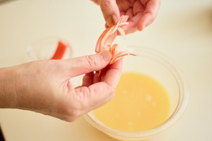 かにかまを加える