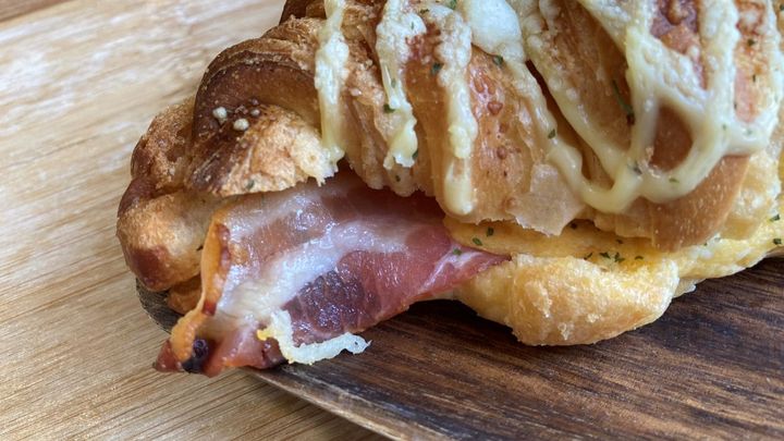 サクッ♪ホテルで食べるパンのような味わいに感動【セブン】本格的なクロワッサンサンドが超美味だった