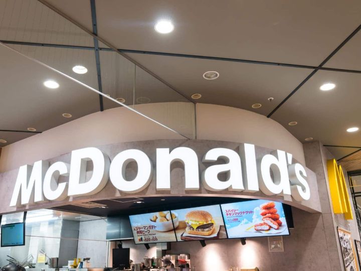 マクドナルドの公式Xは4月17日、投稿を更新。バイトの髪色が自由であることをアピールし、反響を呼んでいます。（サムネイル画像出典：PIXTAより）