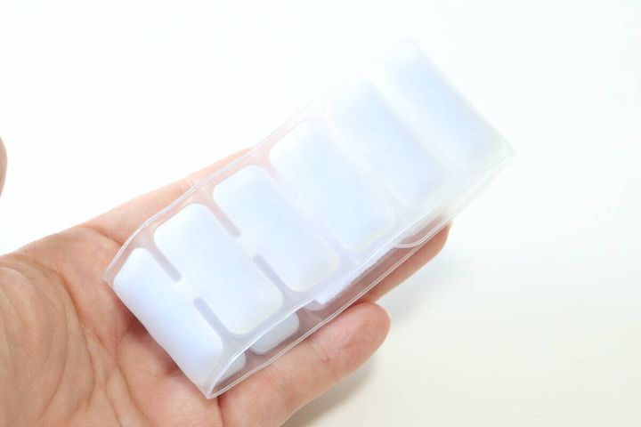 ダイソーのクールリストバンドは28℃以下で自然凍結する