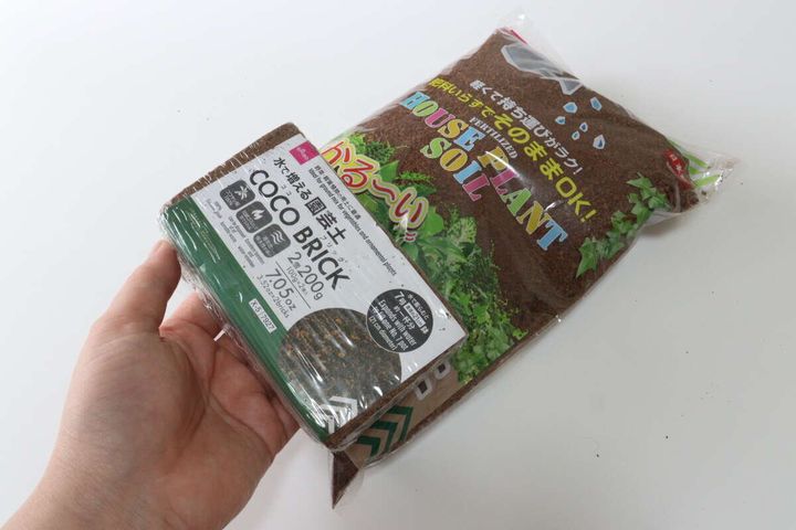 ダイソー 水で増える園芸土 Coco Brick サイズ感