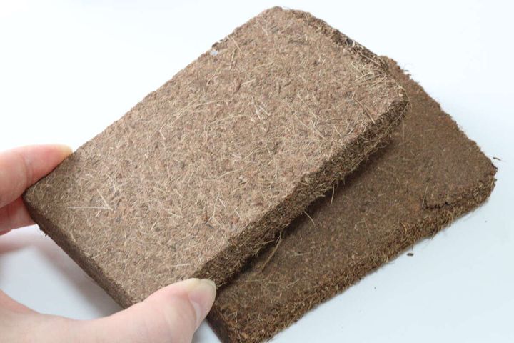 ダイソー 水で増える園芸土 Coco Brick 内容量