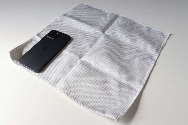 セリアの鏡・シンク仕上げのクロスとスマホ