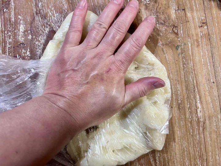 アイラップの上から手でじゃがいもを潰している様子