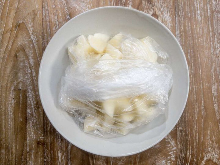 じゃがいも入りのアイラップの口を折り白い皿に乗せた俯瞰写真