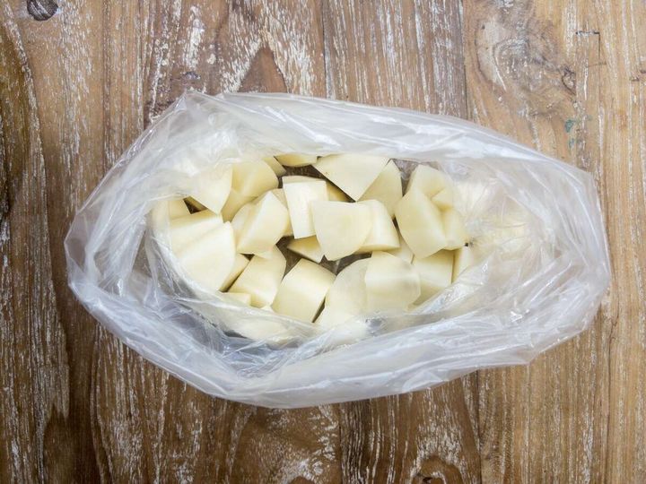 一口大にカットしたじゃがいもがアイラップに入っている俯瞰写真