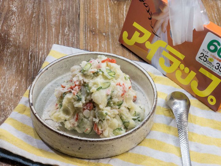 完成したポテトサラダが陶器の器に盛られ奥にアイラップの箱が添えられた写真