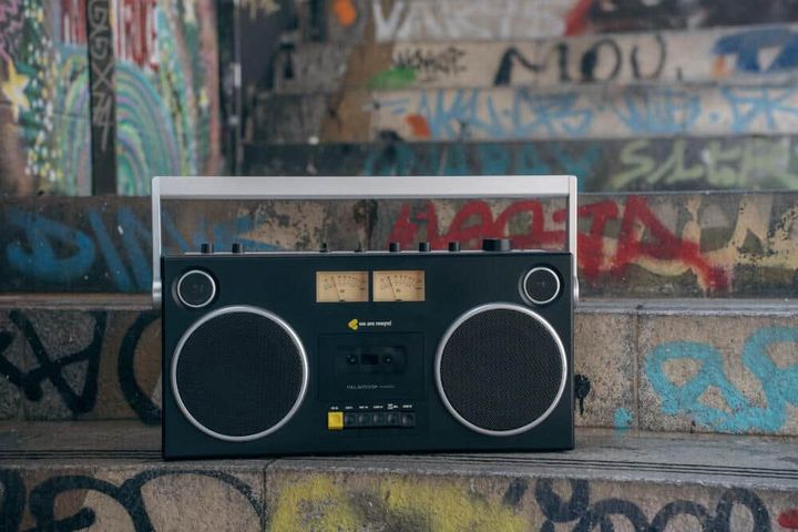 80年代ブームボックス風のカセットプレーヤー搭載 Bluetoothスピーカー