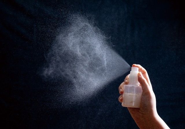 クロロフイル デイナチュラル ミストタイプを噴射している様子。細かい霧状のミストが広がっている