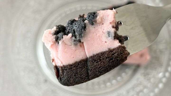 甘酸っぱさと多彩な食感が楽しめる！【セブン】のワンハンドケーキって？