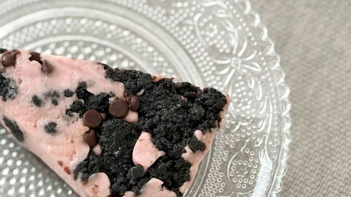 甘酸っぱさと多彩な食感が楽しめる！【セブン】のワンハンドケーキって？