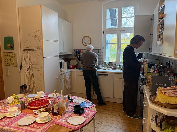 ひいおじいちゃんと一緒にイースターの卵を染める娘。毎年同じことの繰り返しが、心身に与えること【タベコト in Berlin・122】の画像3