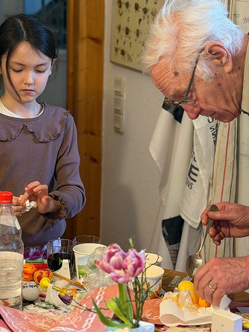 ひいおじいちゃんと一緒にイースターの卵を染める娘。毎年同じことの繰り返しが、心身に与えること【タベコト in Berlin・122】の画像1