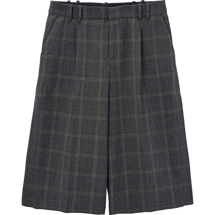 トラッドな雰囲気のチェック柄で着こなしの振り幅広め。バミューダパンツ￥10,990（ザラ／ザラ カスタマーサービス）