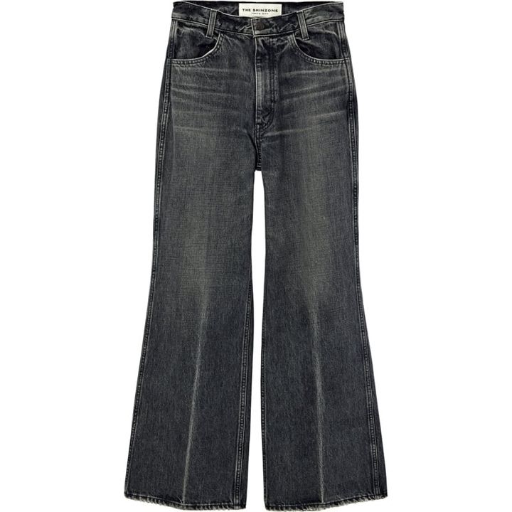 色落ちもシルエットも今年っぽいエモさが魅力。フレアデニム￥31,900（ザ シンゾーン／シンゾーン ルミネ新宿店）