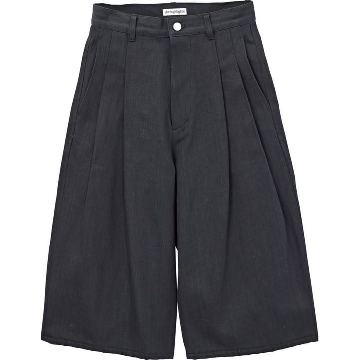 たっぷりとタックが入った立体的なフォルムで、サンダルなど足元を選ばない。ハーフパンツ￥35,200（ザハイライツ）