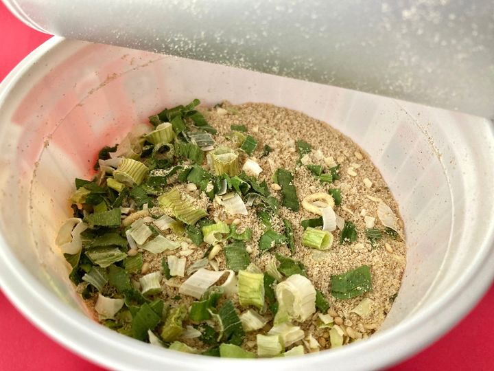 「にんにく入れたら飛ぶぞ！！」「即ファミマに買いに行った！！」【ファミマ】ふくちゃんラーメン監修の豚骨ラーメン