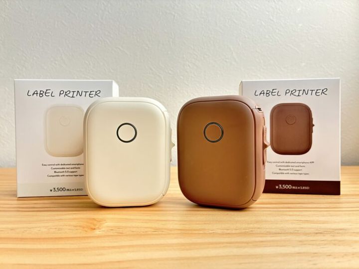 ラベルプリンター アイボリー、ブラウン（専用ラベル1個つき） 各3850円（3COINS）