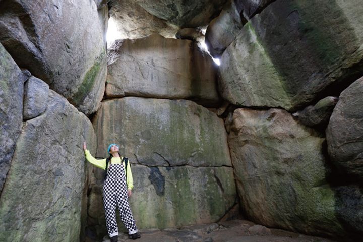 昭和のDAXで飛鳥時代へ!? 棚田に現れた“巨大ミャクミャク”の正体とは