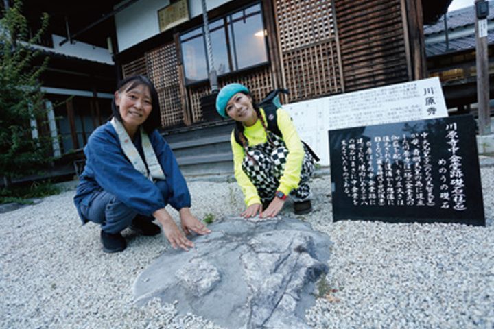 昭和のDAXで飛鳥時代へ!? 棚田に現れた“巨大ミャクミャク”の正体とは