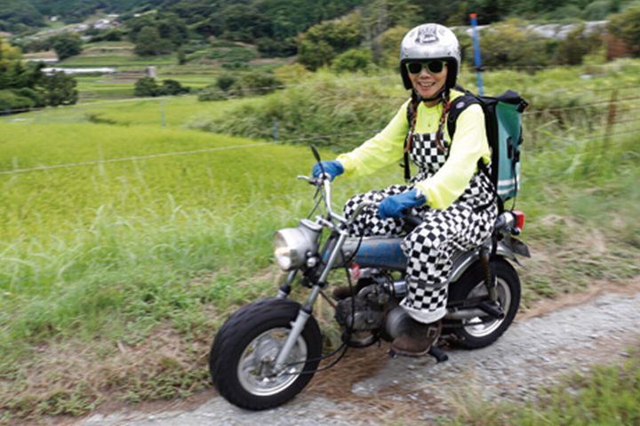 昭和のDAXで飛鳥時代へ!? 棚田に現れた“巨大ミャクミャク”の正体とは