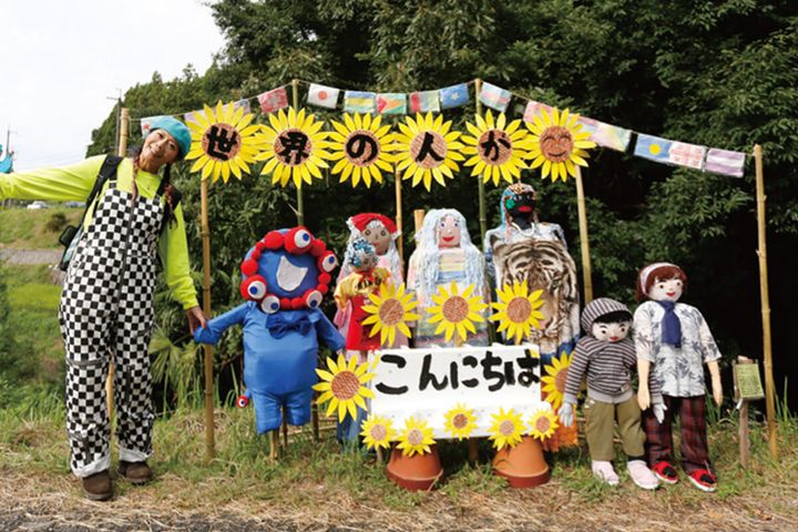 昭和のDAXで飛鳥時代へ!? 棚田に現れた“巨大ミャクミャク”の正体とは