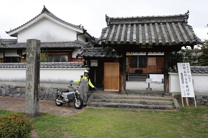 昭和のDAXで飛鳥時代へ!? 棚田に現れた“巨大ミャクミャク”の正体とは