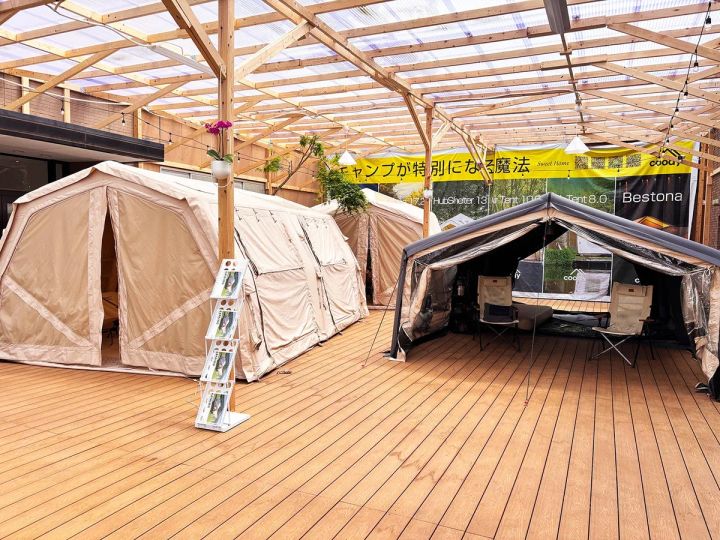 coody笠間展示場でエアテントを体験できる様子