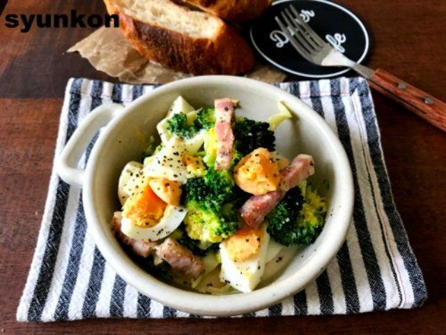 ゴロゴロゆで卵とベーコンとブロッコリーのガーリックマヨサラダ