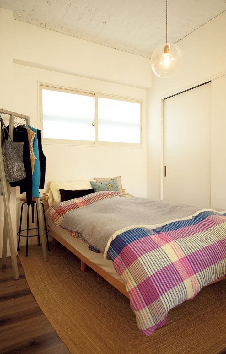 すのこベッドにコアラマットレスをセットし、ウニコのピンクチェックのカバーでコーディネイト