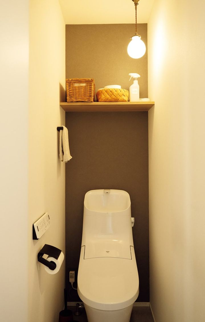 トイレはカラークロスと照明で洗練